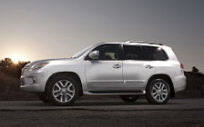   Lexus LX570 US-spec - 2013