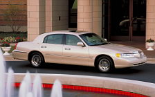   Lincoln Town Car - 2002