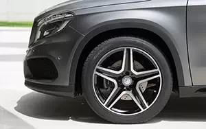   Mercedes-Benz GLA250 4MATIC AMG Sport Package - 2013