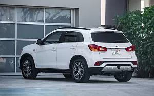   Mitsubishi Outlander Sport SEL US-spec - 2017