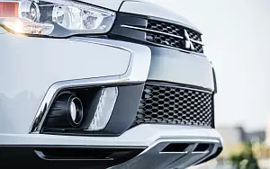   Mitsubishi Outlander Sport SEL US-spec - 2017