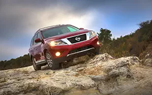   Nissan Pathfinder US-spec - 2013