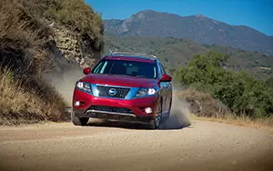   Nissan Pathfinder US-spec - 2013