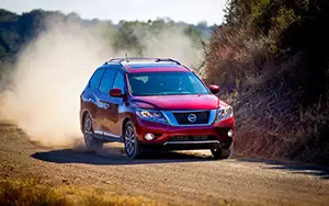   Nissan Pathfinder US-spec - 2013