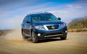   Nissan Pathfinder US-spec - 2013