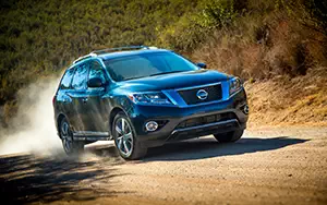   Nissan Pathfinder US-spec - 2013