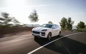   Porsche Cayenne Turbo E-Hybrid (Carrara White Metallic) - 2023