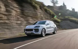   Porsche Cayenne Turbo E-Hybrid (Carrara White Metallic) - 2023