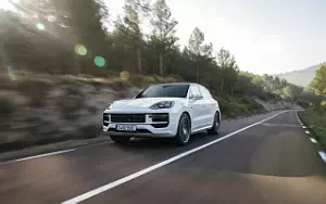   Porsche Cayenne Turbo E-Hybrid (Carrara White Metallic) - 2023