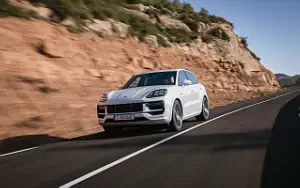   Porsche Cayenne Turbo E-Hybrid (Carrara White Metallic) - 2023