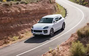   Porsche Cayenne Turbo E-Hybrid (Carrara White Metallic) - 2023