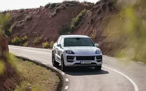   Porsche Cayenne Turbo E-Hybrid (Carrara White Metallic) - 2023