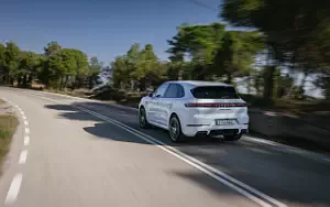   Porsche Cayenne Turbo E-Hybrid (Carrara White Metallic) - 2023