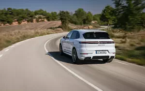   Porsche Cayenne Turbo E-Hybrid (Carrara White Metallic) - 2023