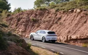   Porsche Cayenne Turbo E-Hybrid (Carrara White Metallic) - 2023