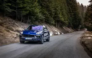   Porsche Macan T (Gentian Blue Metallic) - 2022