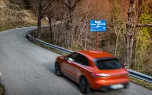   Porsche Macan T (Papaya Metallic) - 2022