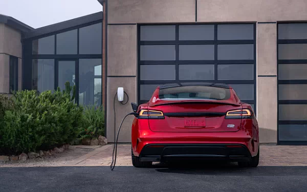 ���� ���������� Tesla Model S Plaid - 2025