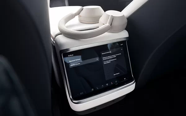 ���� ���������� Tesla Model S Plaid - 2025