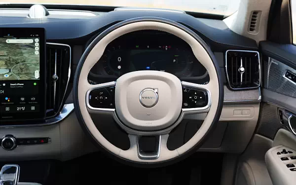   Volvo XC90 T8 Recharge AWD UK-spec - 2024